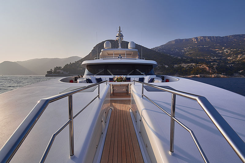 Forwin yacht foredeck