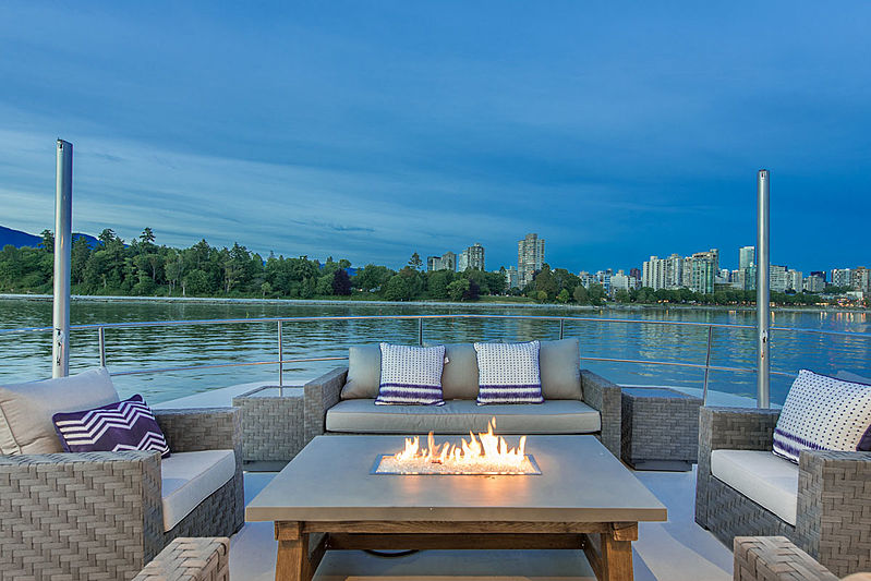Ascente yacht deck
