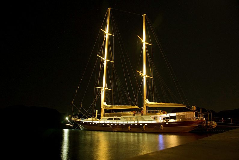 Minalli yacht at night