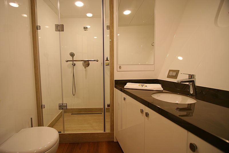 Meteor yacht bathoom