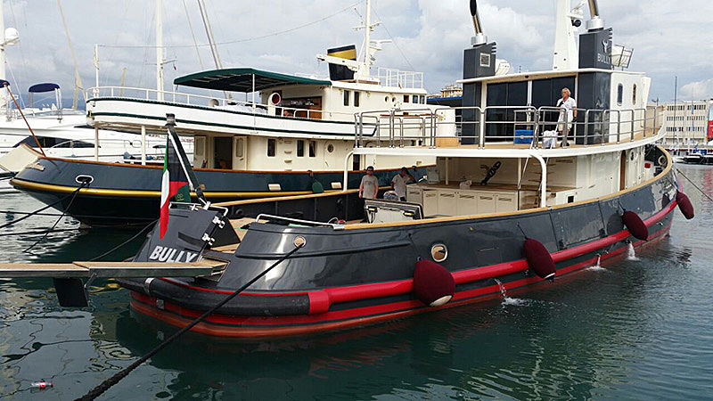 Bully tug yacht