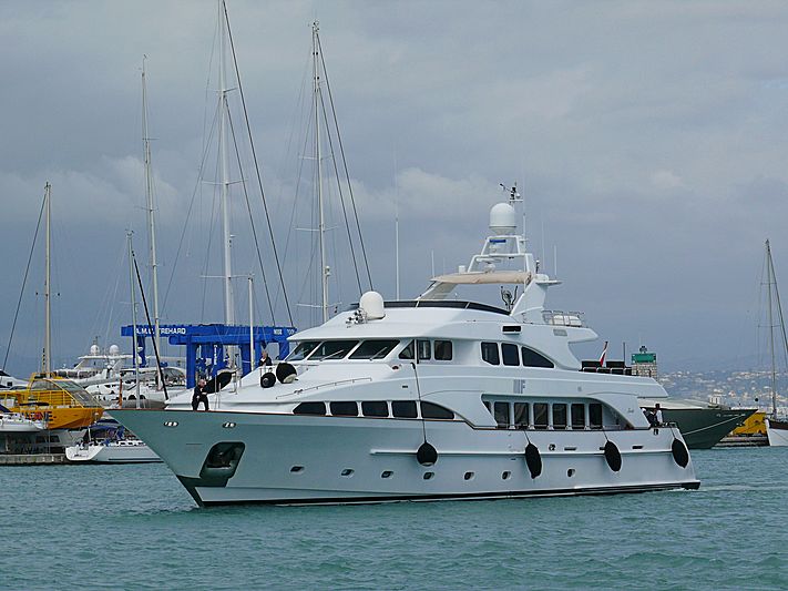 If yacht arriving in Antibes