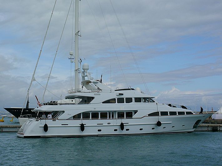 If yacht arriving in Antibes