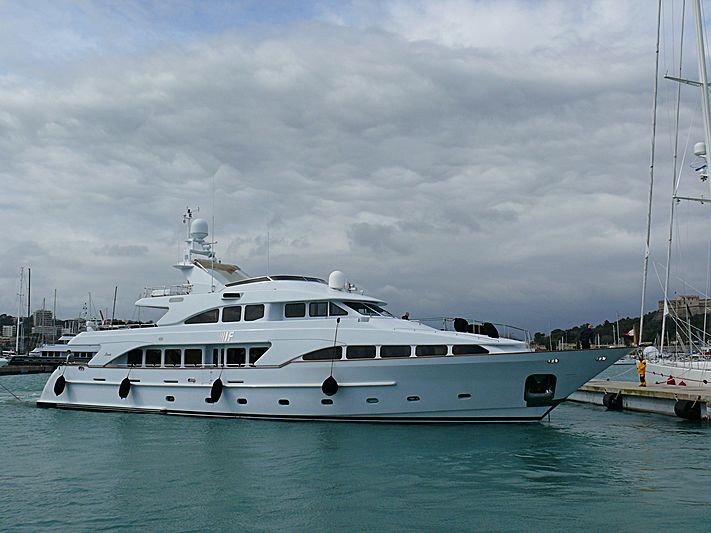 If yacht arriving in Antibes