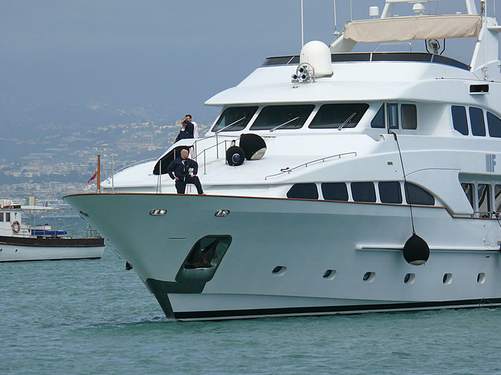 If yacht arriving in Antibes