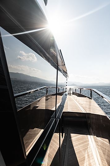 Rock yacht sidedeck