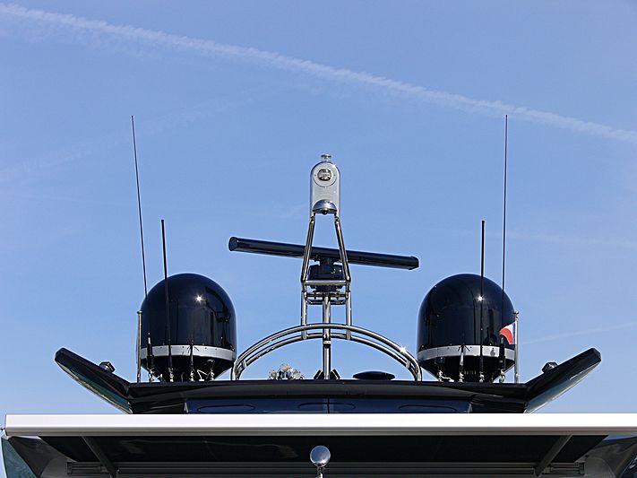 Shiver yacht mast and domes