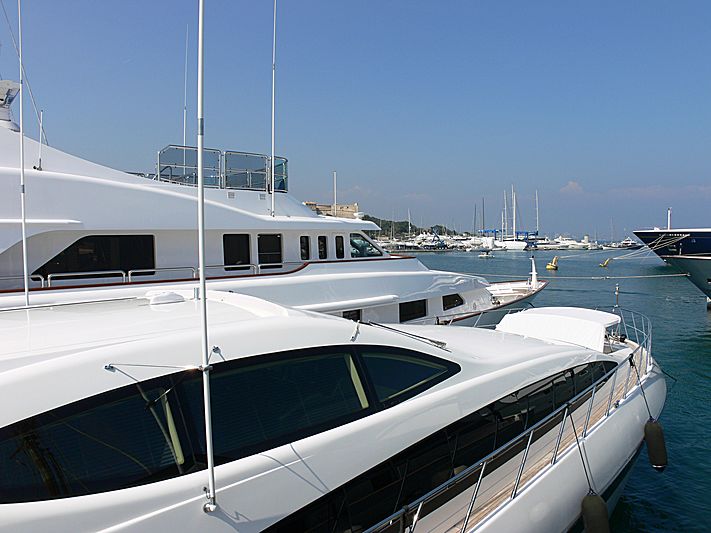 Oscar 2 yacht in Antibes