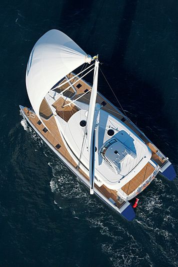 Quintessential yacht under sail