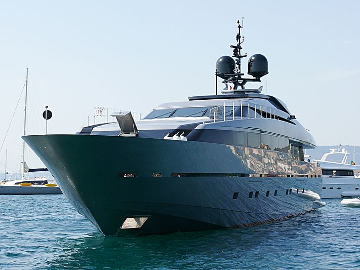 4H yacht anchored off Cannes