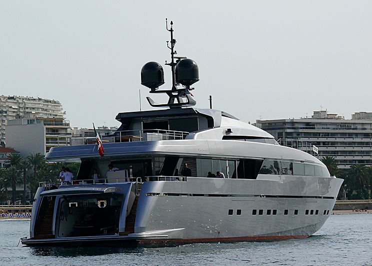 4H yacht anchored off Cannes