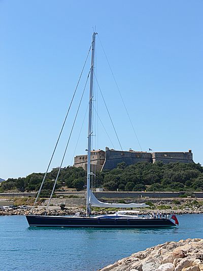 Hamilton II yacht arriving in Antibes
