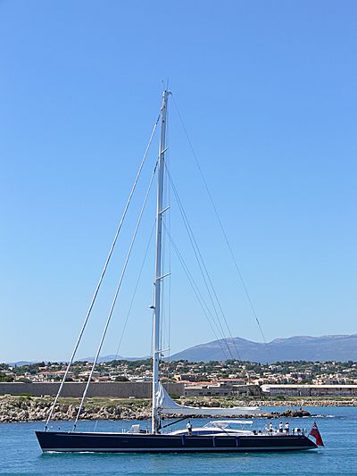 Hamilton II yacht arriving in Antibes