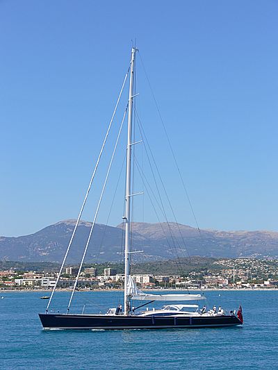 Hamilton II yacht arriving in Antibes