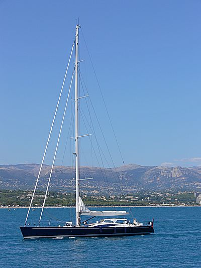 Hamilton II yacht arriving in Antibes