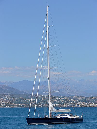 Hamilton II yacht arriving in Antibes