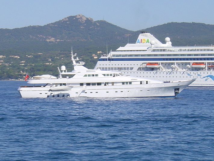 Fantasia yacht cruising off Saint Tropez