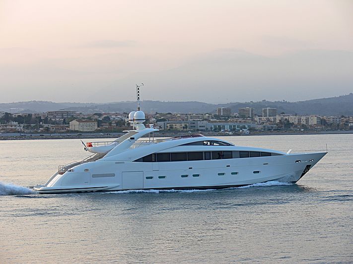 Sun Glider II yacht leaving Antibes