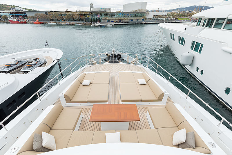 Hemabejo 3 yacht deck