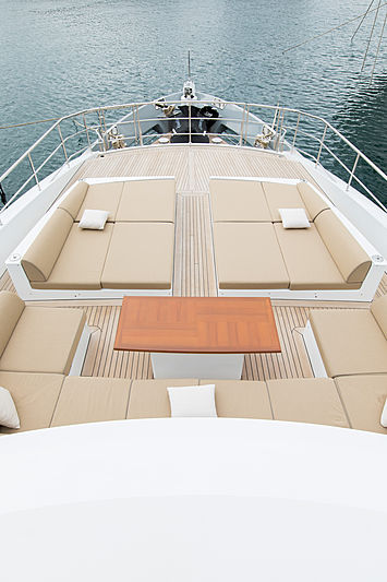 Hemabejo 3 yacht deck