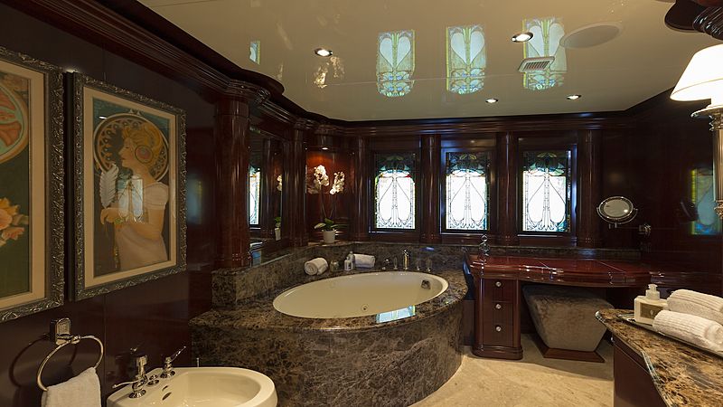 La Dea II yacht bathroom