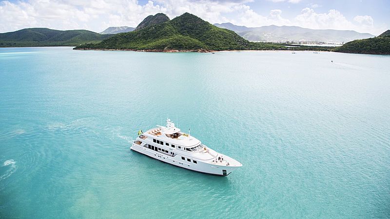 Mim yacht cruising