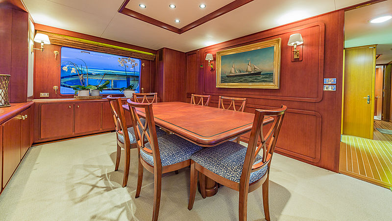 Casual Water yacht dining room