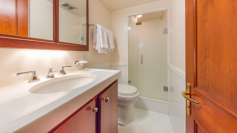 Casual Water yacht bathroom