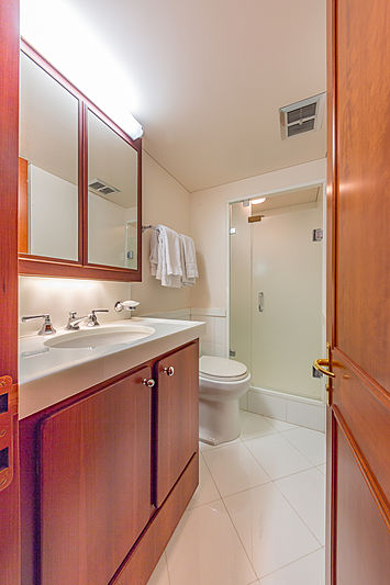 Casual Water yacht bathroom
