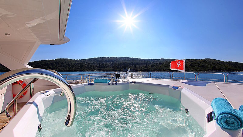 Ira yacht jacuzzi