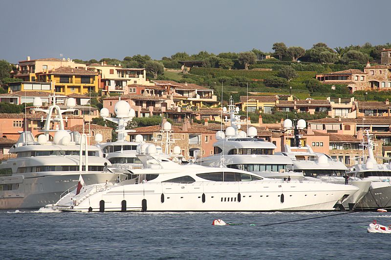 Al Mirqab III yacht arriving in Porto Cervo