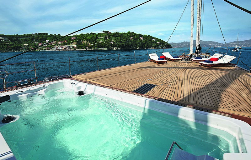 Perseus 3 yacht pool