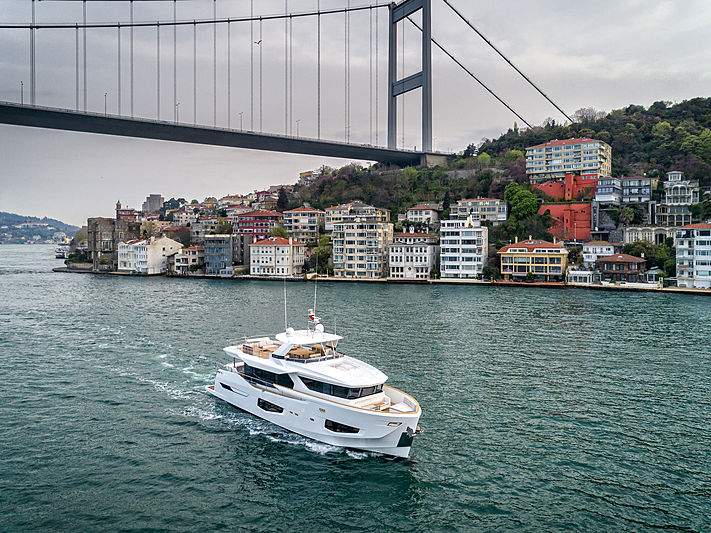 Numarine 26XP/03 cruising on the Bosporus