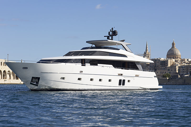 GB2 yacht anchored