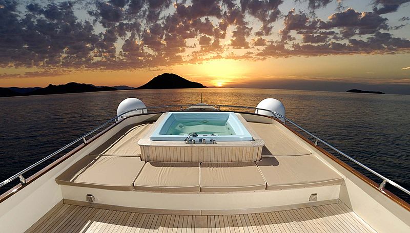 Meserret yacht jacuzzi