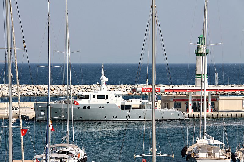 Ceylan yacht entering Didim marina