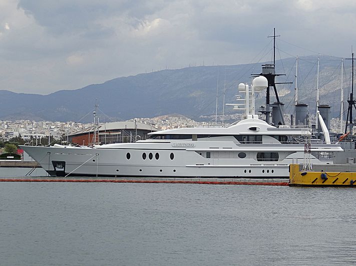 Lightning yacht in Athens