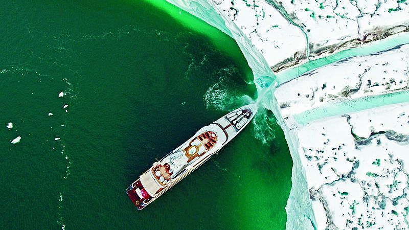 Gene Machine yacht in front of a glacier