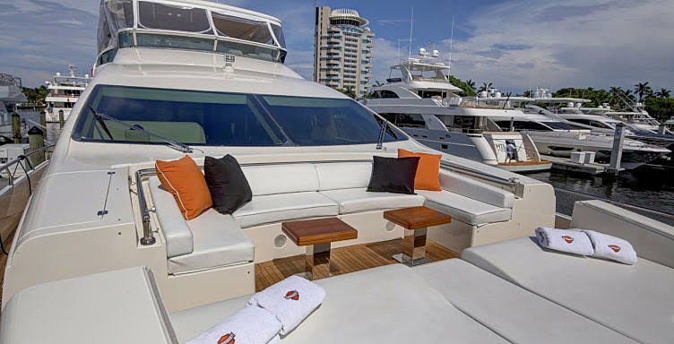 Sorridente yacht bow area