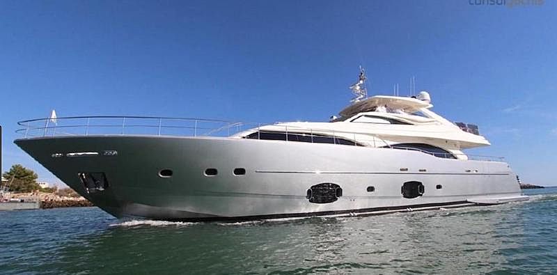 Fifteen yacht