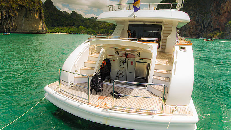 Aveline yacht stern