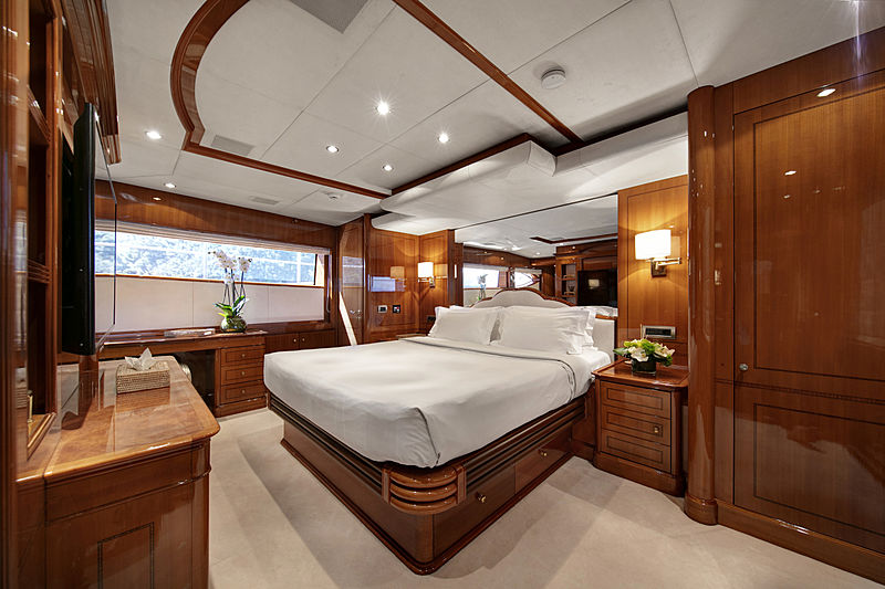 Farfallina yacht master cabin