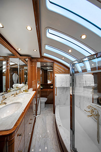 Farfallina yacht bathroom