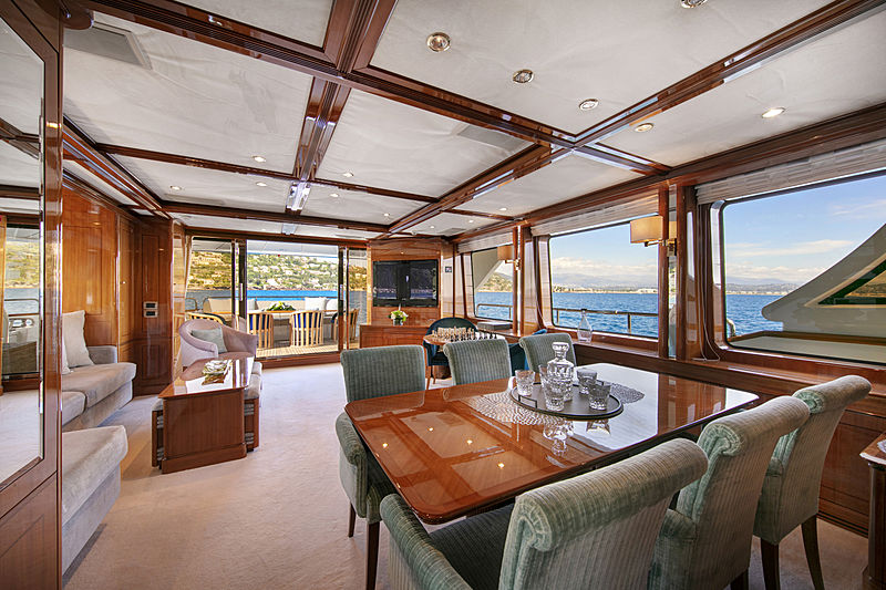 Farfallina yacht saloon