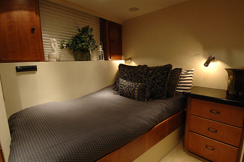 Lady O yacht cabin
