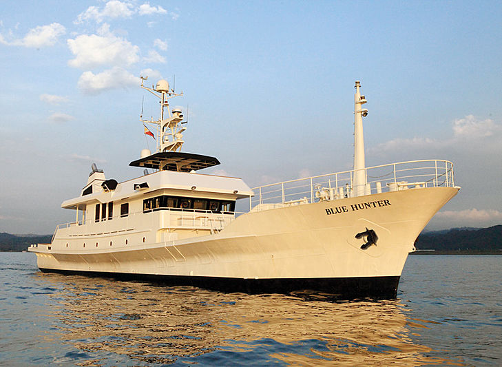 Blue hunter yacht cruising