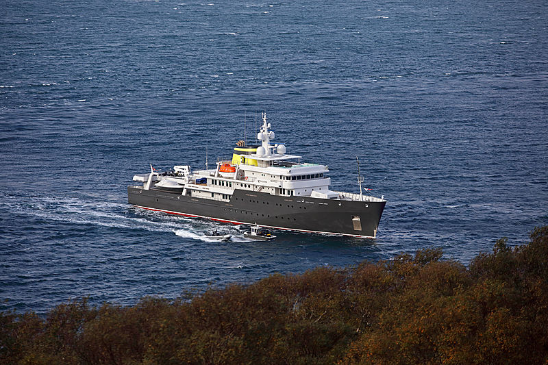 Yersin yacht running