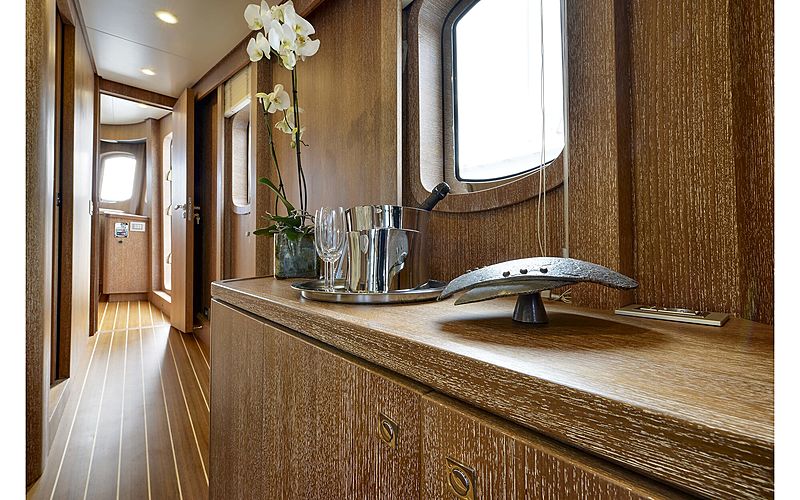 Bully yacht hall