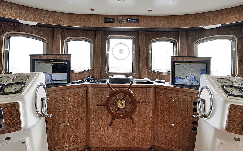 Bully yacht wheelhouse