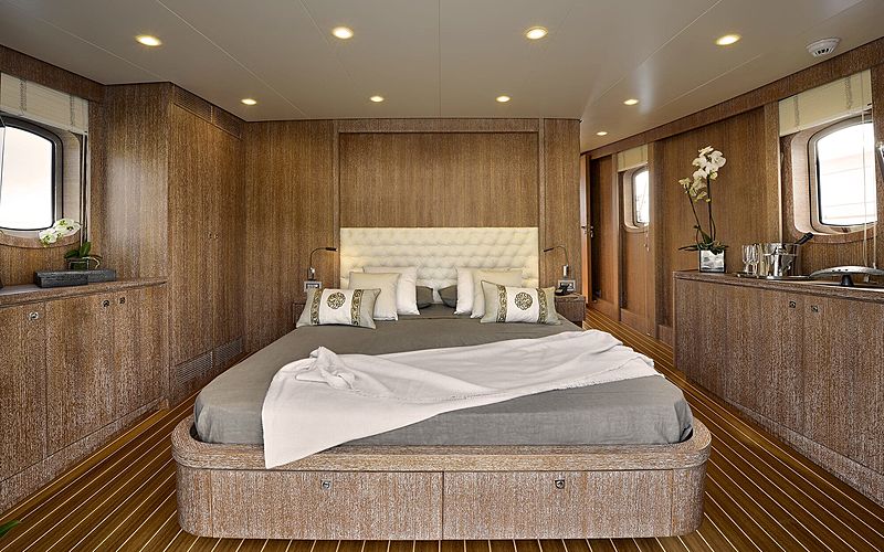 Bully yacht cabin